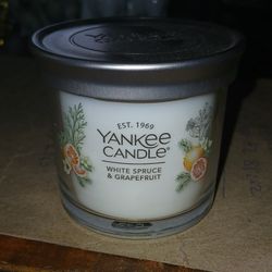 Votive yankee candle. White Spruce And Frapwfruit