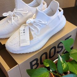 2022 Yeezy 350 V2 Bone Mens Size 11.  Brand New