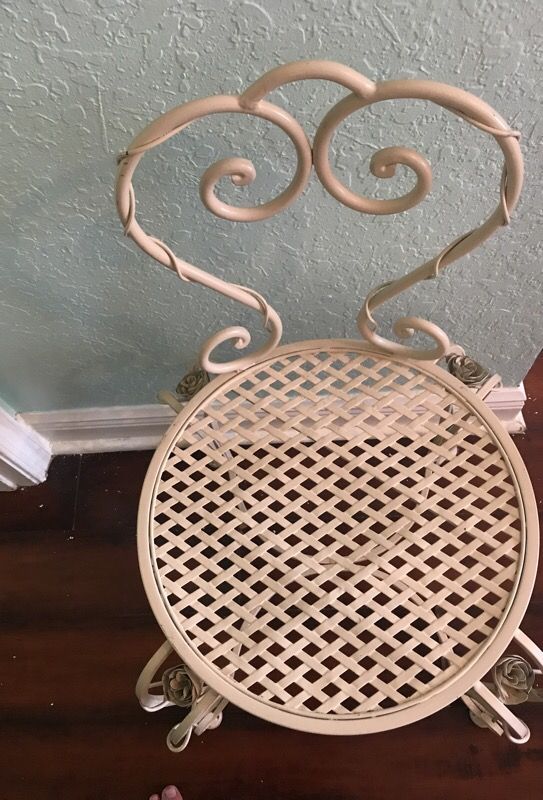 Adorable desk chair perfect for child’s desk❤️