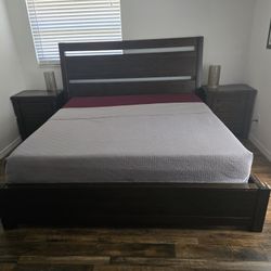 King Solid Wood Platform Bed Set. 3 Piece. $500