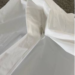New Twin Size Plastic Mattress Cover - Zips On / Waterproof