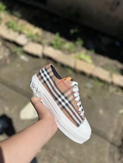 Burberry Women Size 9w,8.5w