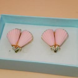 Pink Conical Shell, Goldtone Clip on Earrings busy Listner