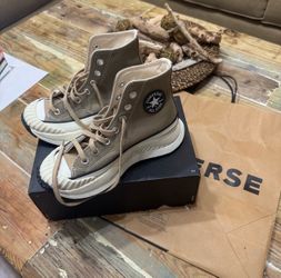 Convers Chuck Taylor Model Women Size 6 New In Box 