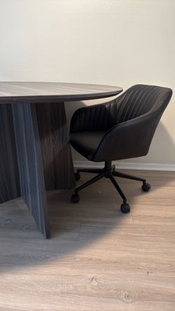Round Table & Chairs