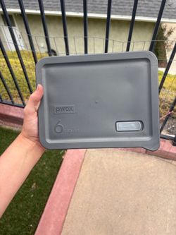 Pyrex Tupperware Container