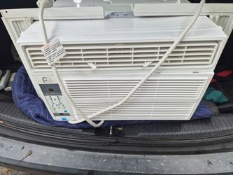 8000 BTU AIR CONDITIONER.  ( COMES WITH A REMOTE  )