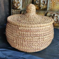 VINTAGE NOTIONS WICKER BASKET WITH LID