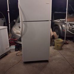 Frigidaire white apartment size fridge [PLEASE READ DESCRIPTION FOR DETAILS =THANK YOU!!👍