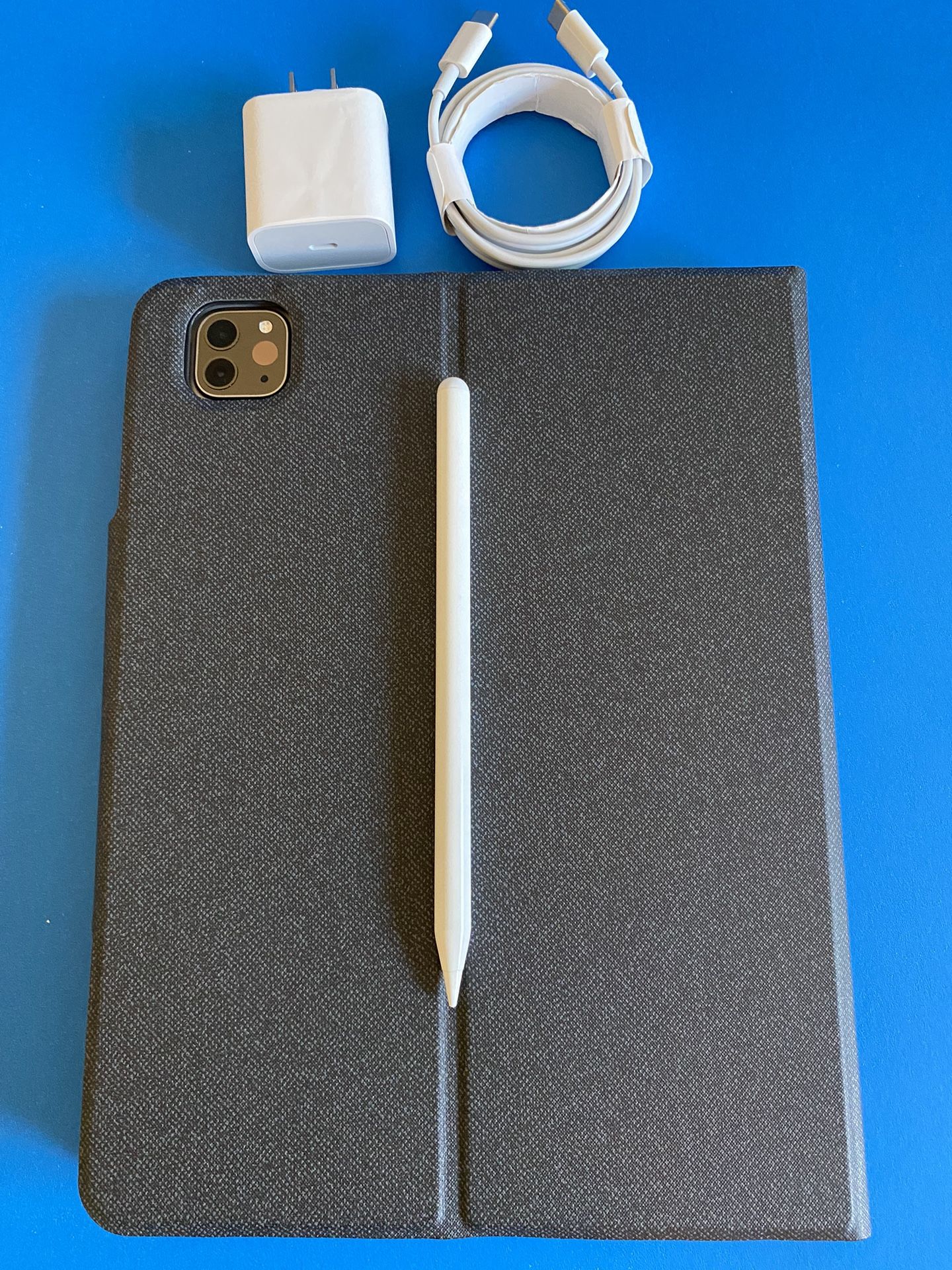 256gb Apple IPad Pro 11” 4th Generation (2022 Latest Model / M2 chip ) with Keyboard case, pen & Accessories (warranty 04/2024)