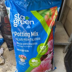 Lowe’s Sta green potting mix 30lb bags x2
