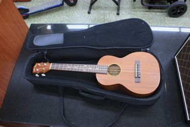 Hula Ukes TK-55 Traditional Hawaiin Ukulele With Case