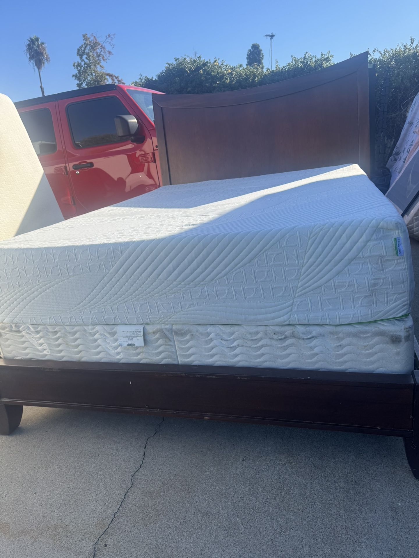 Beutiful Queen Bed With Good Memoryfoam Mattress