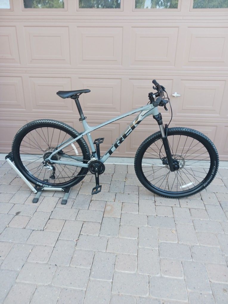 2022 TREK MARLIN 7 MOUNTAIN BIKE 29 ER LIKE NEW CONDITION 