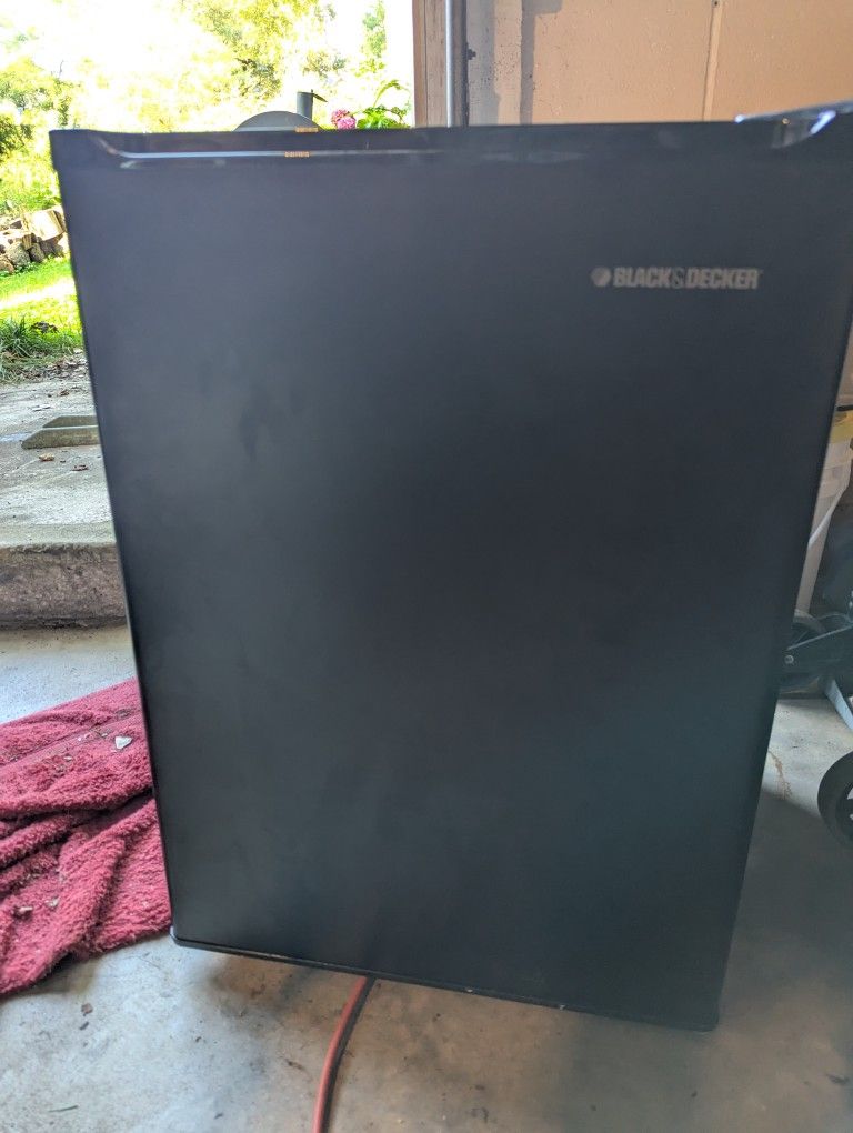 Black & Decker Mini Fridge/ Model BCFA27 BCFA27B