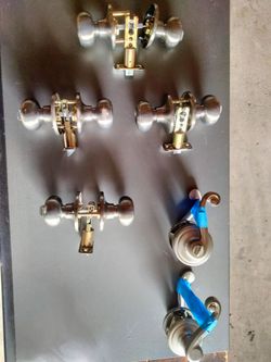 6 Door knobs.