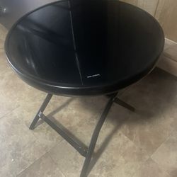 Small Black Glass Folding Outdoor Patio Side Table 18” W x 19”H Pequeña mesa auxiliar plegable de cristal negro