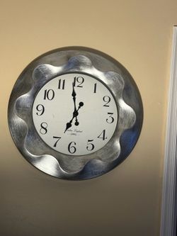 Sliver wall clock