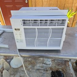 General Electric , Air Conditioner  Idéal For Small Rooms In Good Working Conditions. Sale For  :$75.