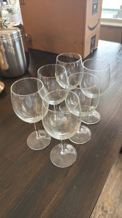 Set of 8 Clear Glass Wine Glasses