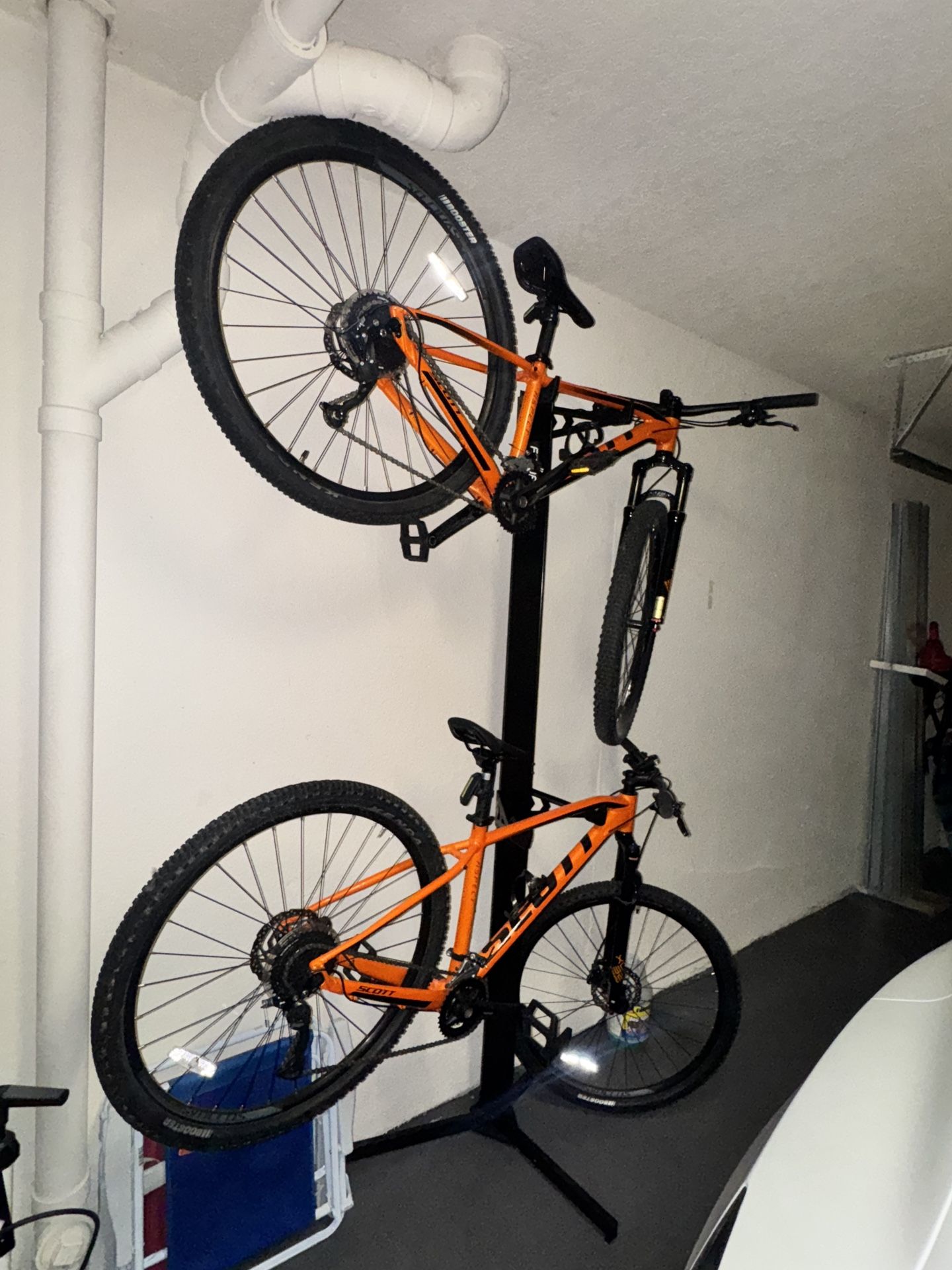 2 Scott Aspect 950 Bikes (Size M & S) + Floor Stand + Car Rack – Like New!