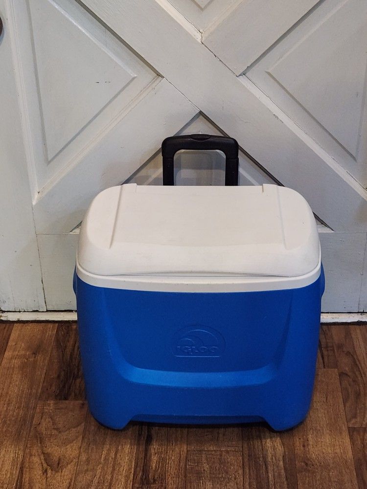 Igloo Cooler With Wheels Medium Size