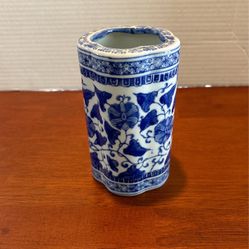 Vintage Blue And White Porcelain Vase, China 5 1/2“ X 3 1/2“ L16