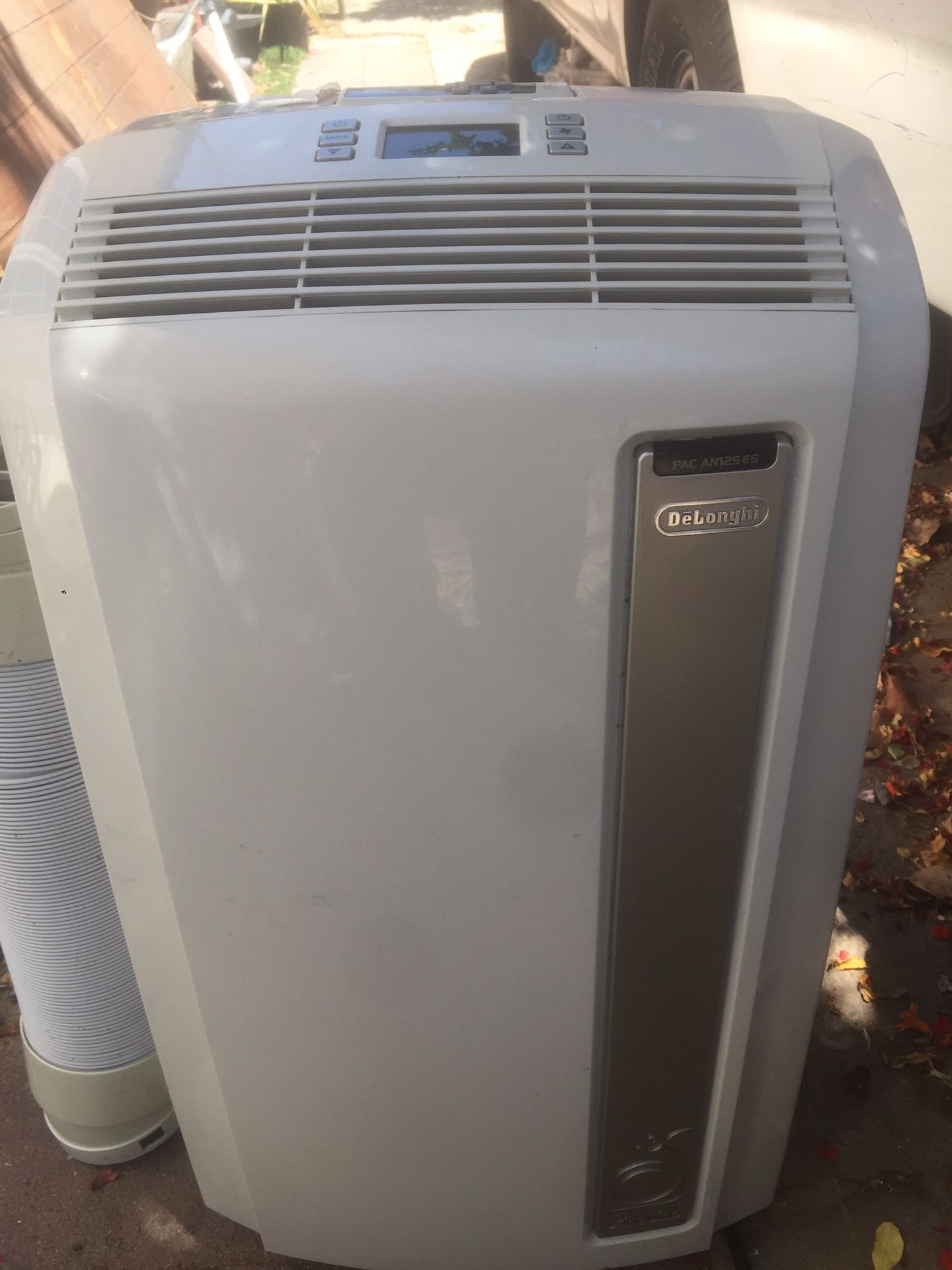 Delonghi portable air conditioner 12,500 btu. In good working conditions.