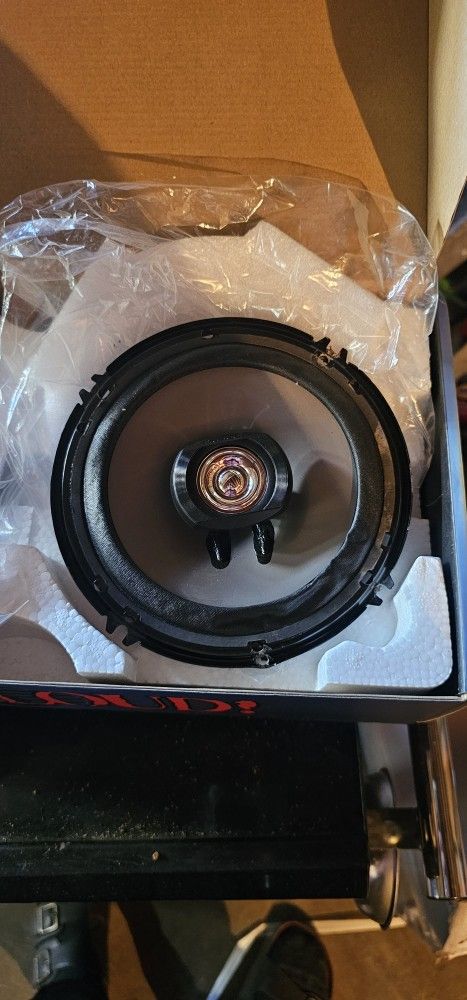 pioneer 61/2 200 watts speakers
