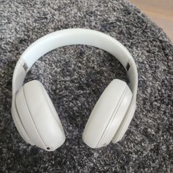 Beats Studio Pro - Wireless Noise Cancelation -Sandstone