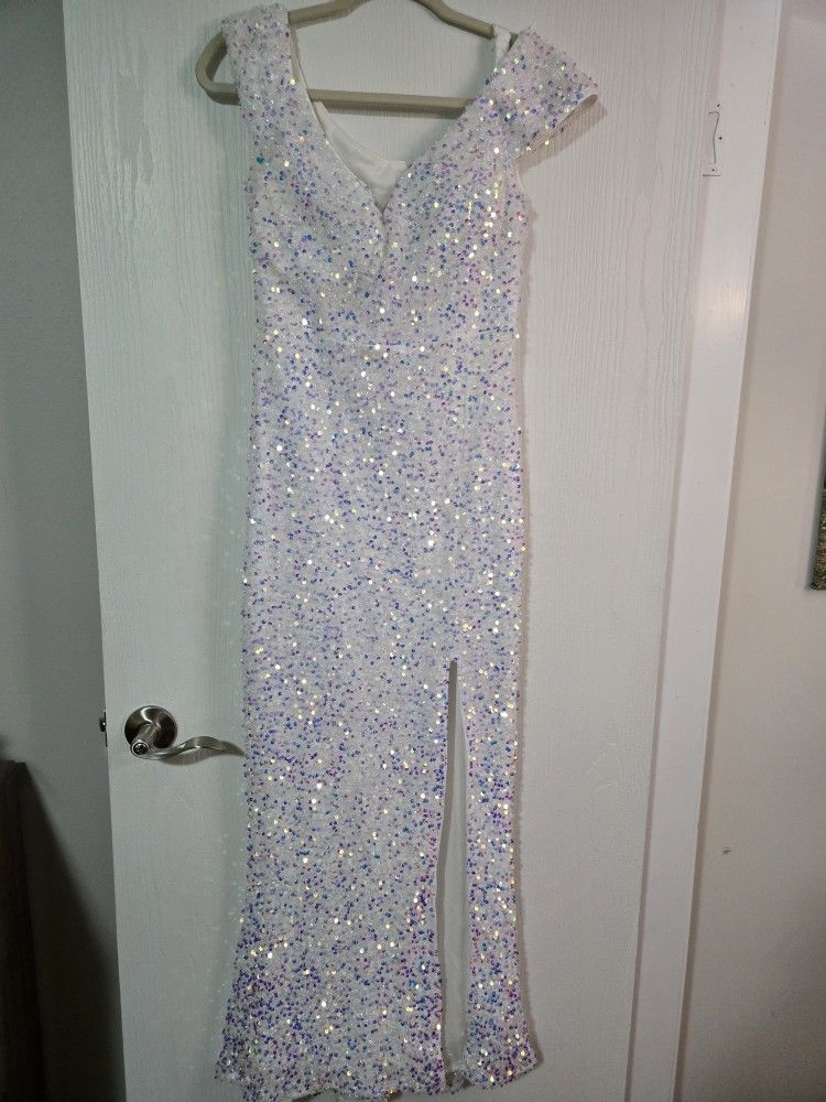 White dress, weeding nigth medium
Sequins