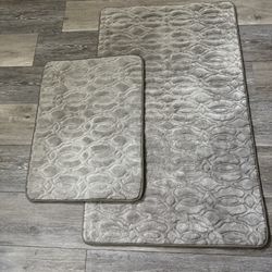 Pretty Bath Mate Set Of 2 ! Almost New ( Make  Reasonable Ofer Price)   
