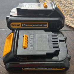 BATTERY DEWALT BRAND NEW $35 EACH CADA UNA BRAND NEW ONLY SERIOUS BUYERS