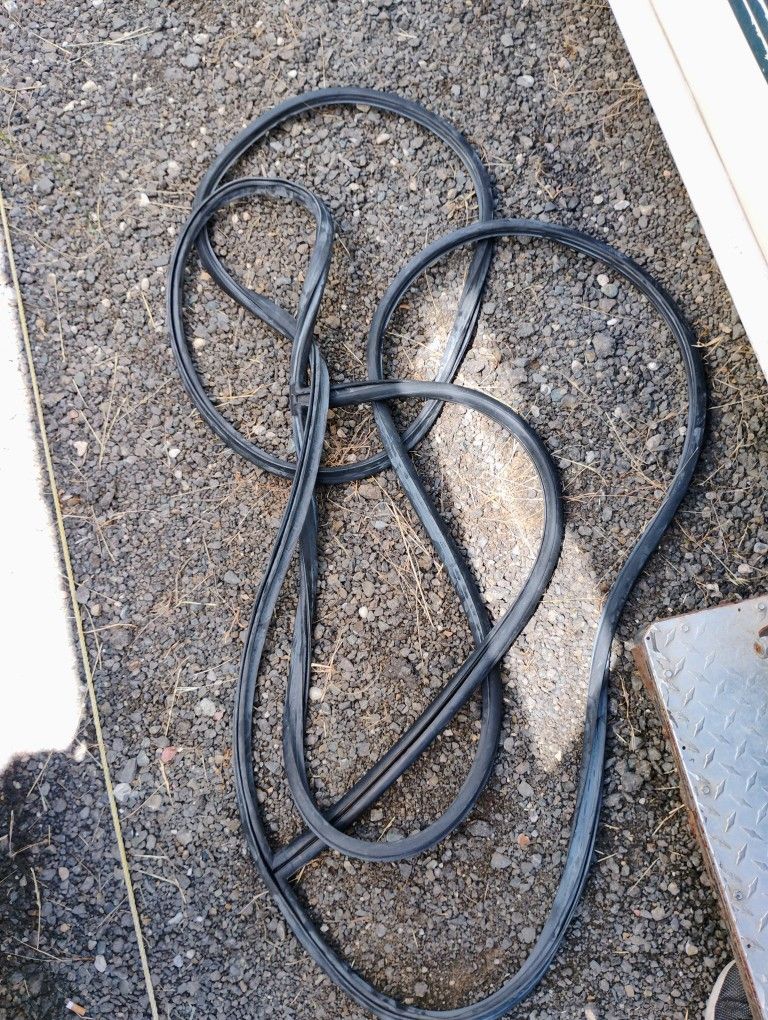 MOTORHOME WINDSHIELD GASKET (LIKE NEW)