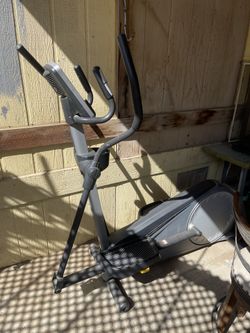 Elliptical machine gold's gym