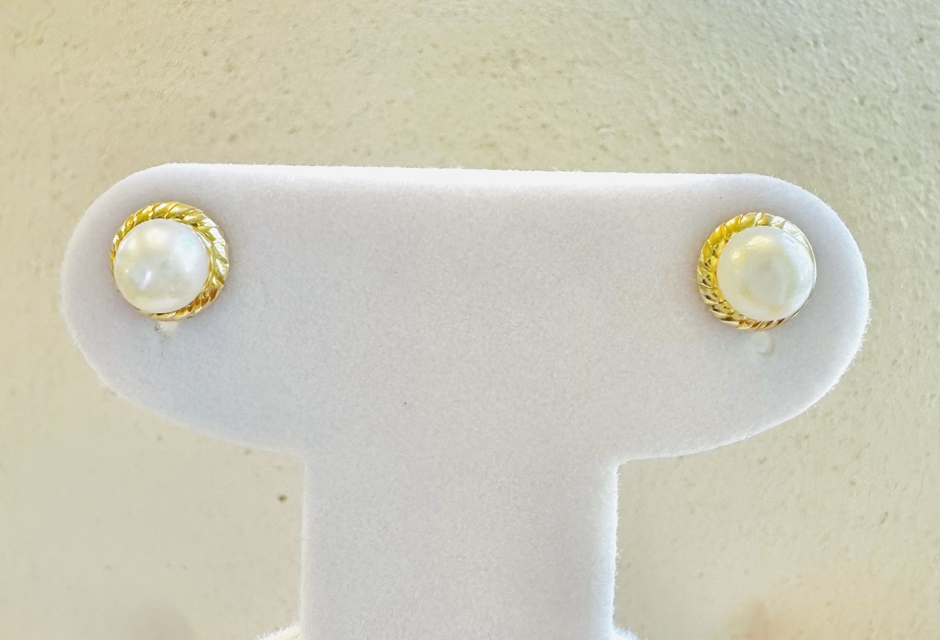 14k Gold FW Pearl Studs