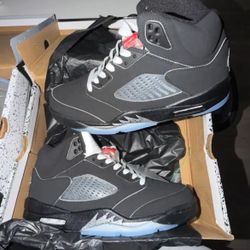Slightly used Black metallic reimagined 5’s size 11