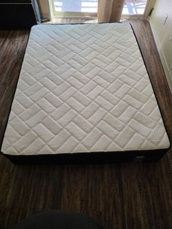 Hybrid Firm 12" Queen Mattress. NEW