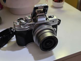 Olympus OM-D-E10 Mark IV Silver, Near Mint