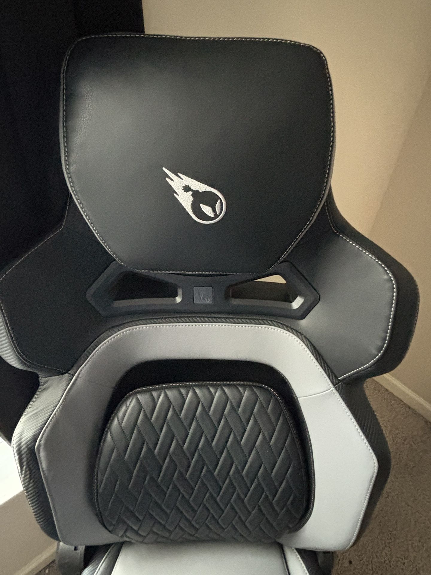 BRAND NEW GAMING CHAIR
