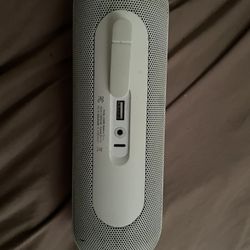 Used  Beats Pill+speaker Gray Sound, Very Loud, And Bass ,Bluetooth Withe. Asking$25 Hablo Español