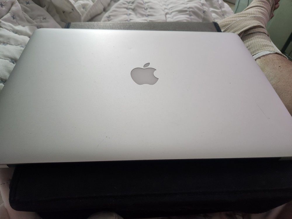 MacBook PRO - ONLY USE 10/TIMES