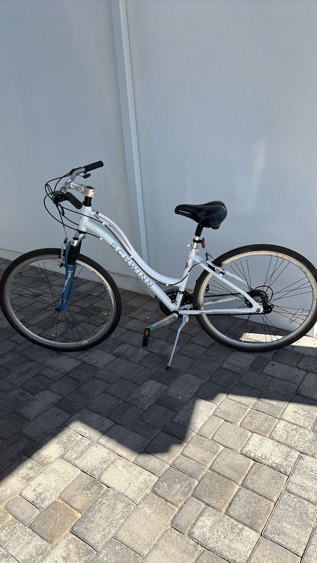 28 inch schwinn bicycle Women's Circuit 700C Hybrid Bike Lead the way on the Womens Trailway by Schwinn Schwinn Trailway Women's 28 Inch