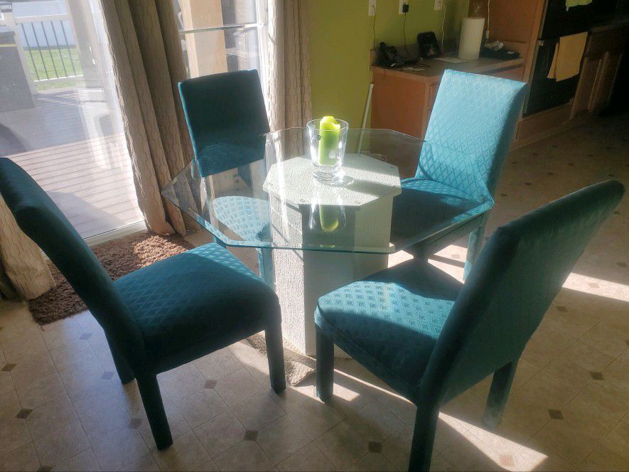 Glass dinning room table with 4 chairs