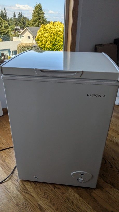 Insignia - 3.5 Cu. Ft. Chest Freezer