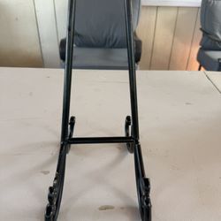 Black Metal Easel Stand