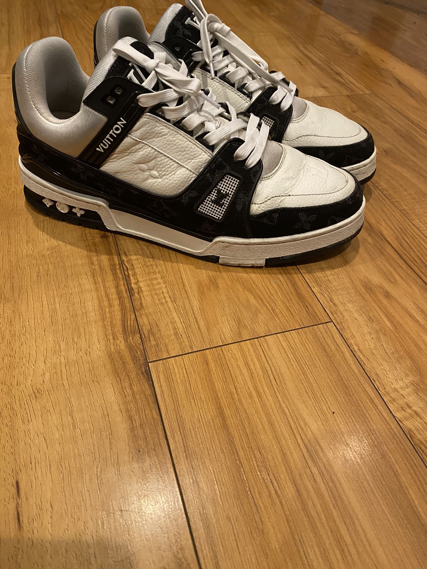 Louis Vuitton Trainer Sneaker For Men Size 8 for Sale in Los