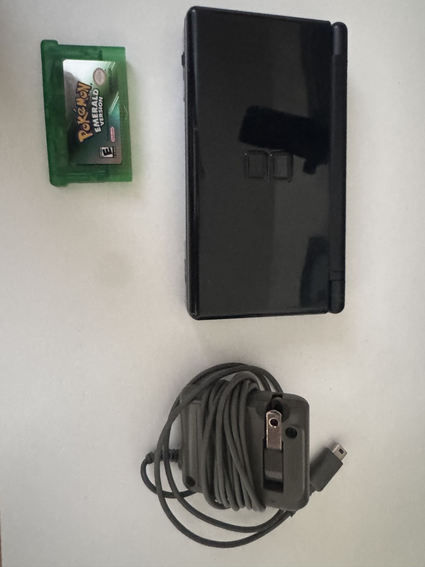 DS Lite Wirh Pokemond Emerald & Charger