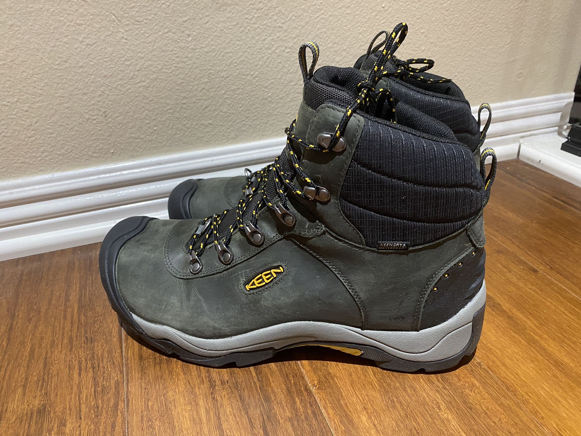 KEEN Men’s Ravel 3 Mid Height Waterproof Insulated Hiking Boots