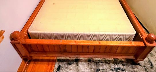Wood Bed Queen/king